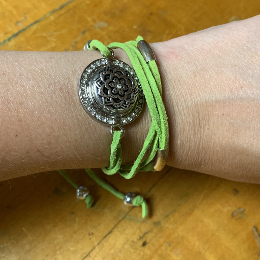 Green wrap bracelet with 3 interchangeable button designs - Picture 4 of 10